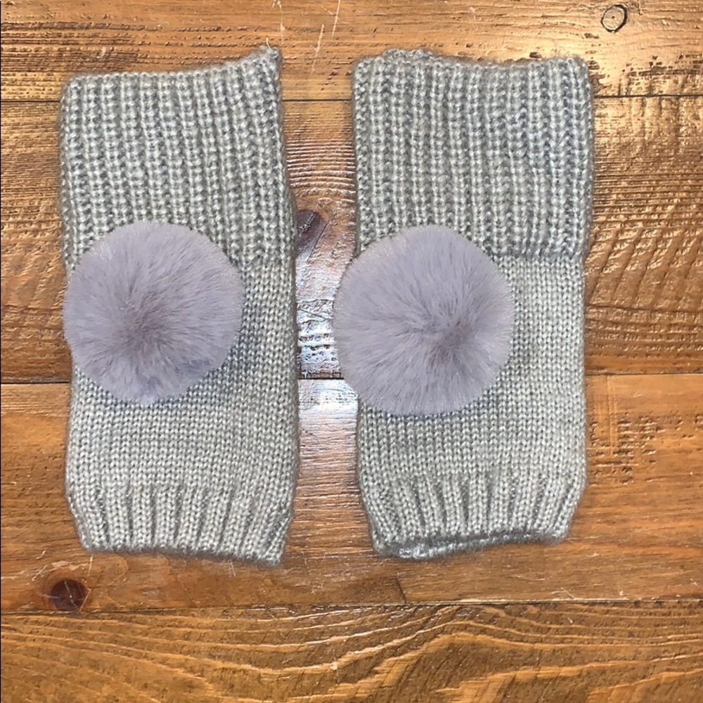 LOOK girls gray hand gloves with pom pom